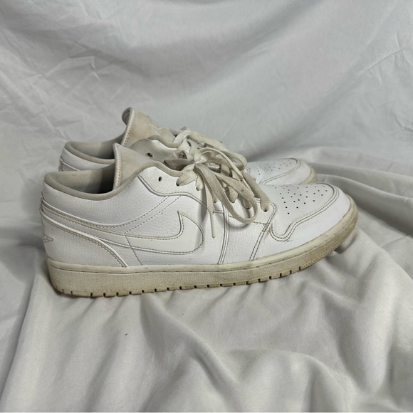 Jordan 1 Low ‘Triple White’ - Picture 3 of 5